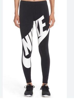 Nike Black 'Just Do It' Waistband Athletic Leggings and Shirt Set